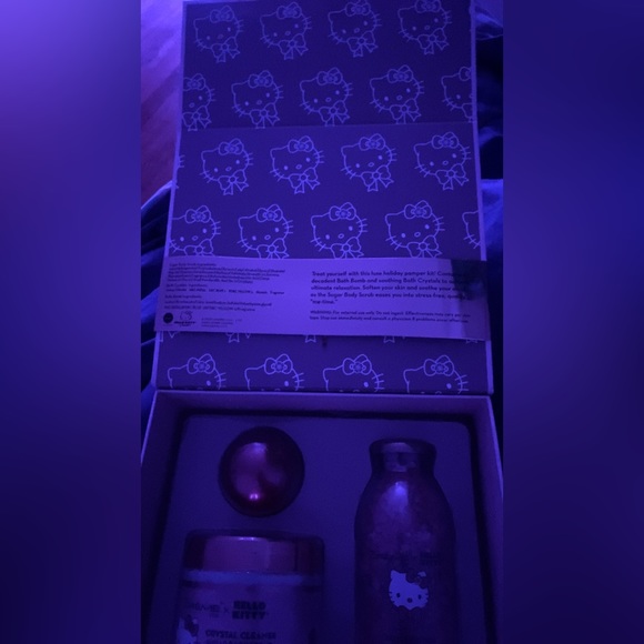 hello kitty x crème cherry blossom bath set - Picture 4 of 4